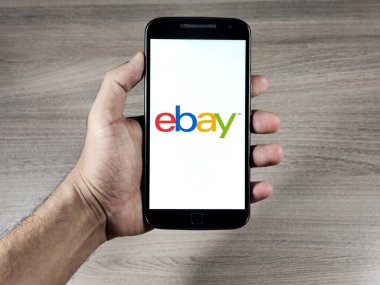 Akıllı telefon ekranında eBay logosu. eBay bir e-ticaret şirketi..
