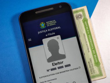  Bu resimde e-Ttulo uygulamasının logosu akıllı telefondan gösteriliyor.