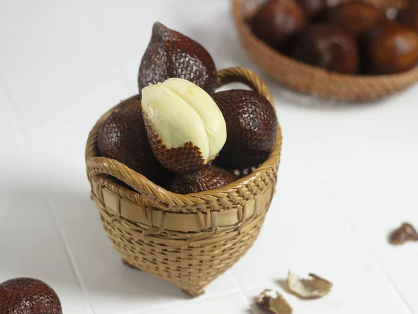 Salak, yaygın olarak yenen bir palmiye meyvesi türüdür. Sala olarak da bilinir. İngilizcede buna 