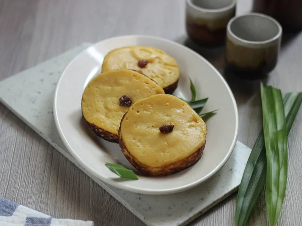 Kue Lumpur 'un seçici odak noktası, Endonezya' dan geleneksel atıştırmalık patates, hindistan cevizi sütü, yumurta ve şeker gibi ana malzemeler.