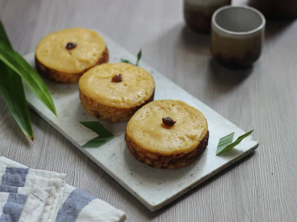 Kue Lumpur 'un seçici odak noktası, Endonezya' dan geleneksel atıştırmalık patates, hindistan cevizi sütü, yumurta ve şeker gibi ana malzemeler.