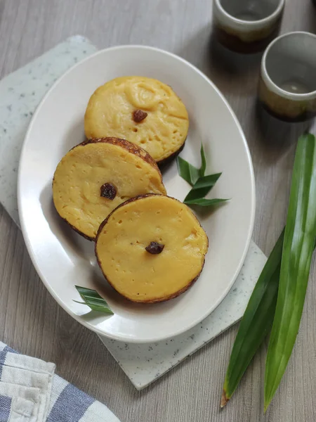 Kue Lumpur 'un seçici odak noktası, Endonezya' dan geleneksel atıştırmalık patates, hindistan cevizi sütü, yumurta ve şeker gibi ana malzemeler.