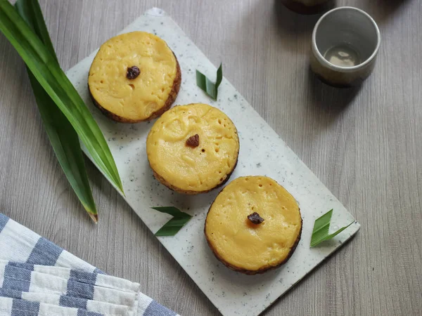 Kue Lumpur 'un seçici odak noktası, Endonezya' dan geleneksel atıştırmalık patates, hindistan cevizi sütü, yumurta ve şeker gibi ana malzemeler.