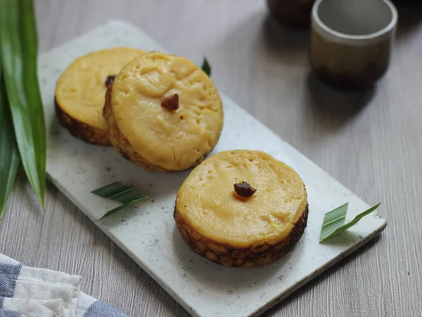 Kue Lumpur 'un seçici odak noktası, Endonezya' dan geleneksel atıştırmalık patates, hindistan cevizi sütü, yumurta ve şeker gibi ana malzemeler.