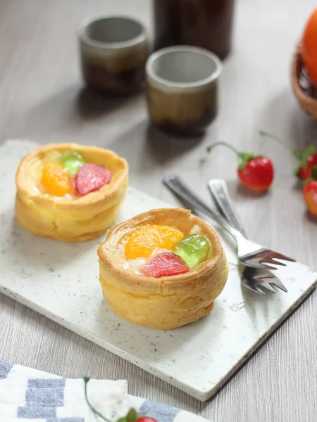 Kue Soes Buah, kremalı puf veya Choux Pasta Kremalı Puf, krema ve meyvelerle dolu hamur topu, gevrek ve havadar choux hamur kabukları yumuşak krema ve meyvelerle doludur.