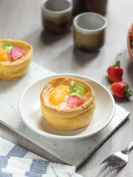 Kue Soes Buah, kremalı puf veya Choux Pasta Kremalı Puf, krema ve meyvelerle dolu hamur topu, gevrek ve havadar choux hamur kabukları yumuşak krema ve meyvelerle doludur.