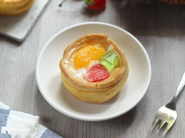 Kue Soes Buah, kremalı puf veya Choux Pasta Kremalı Puf, krema ve meyvelerle dolu hamur topu, gevrek ve havadar choux hamur kabukları yumuşak krema ve meyvelerle doludur.