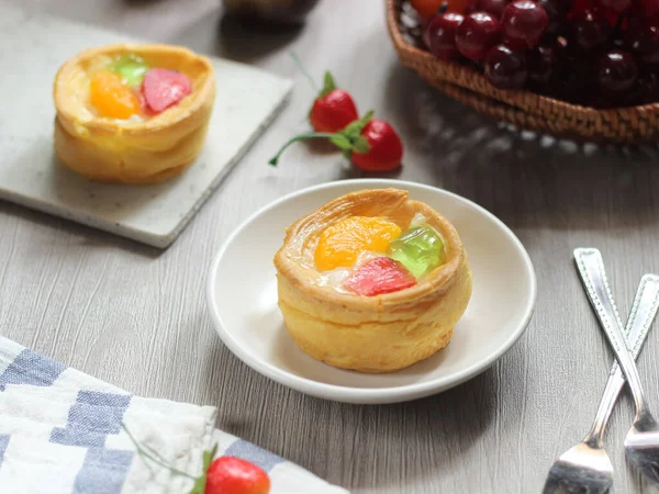 Kue Soes Buah, kremalı puf veya Choux Pasta Kremalı Puf, krema ve meyvelerle dolu hamur topu, gevrek ve havadar choux hamur kabukları yumuşak krema ve meyvelerle doludur.