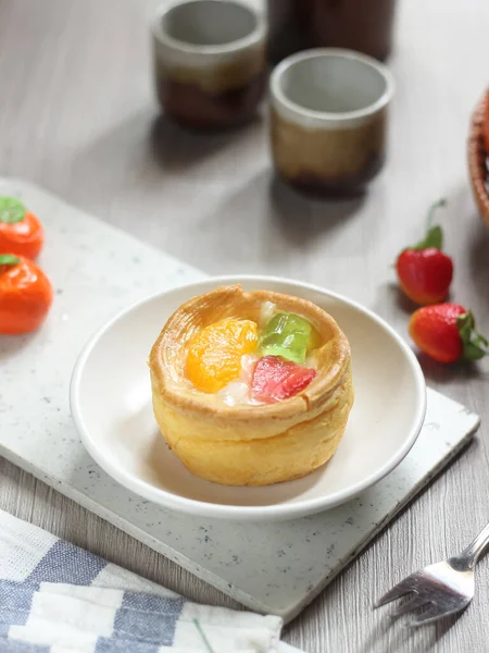 Kue Soes Buah, kremalı puf veya Choux Pasta Kremalı Puf, krema ve meyvelerle dolu hamur topu, gevrek ve havadar choux hamur kabukları yumuşak krema ve meyvelerle doludur.