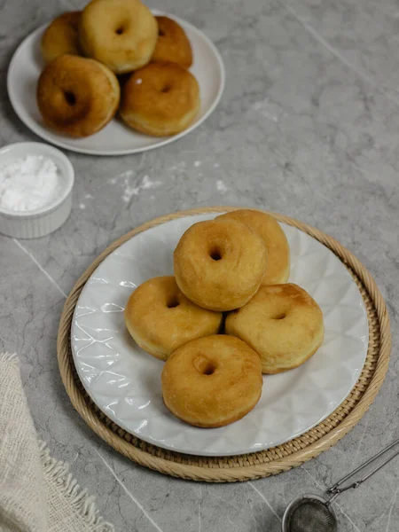 Ev yapımı patates çöreği ya da Endonezya 'da Donat Kentang. Seçici odaklanma. Yakın çekim.