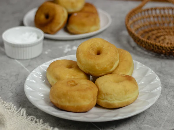 Ev yapımı patates çöreği ya da Endonezya 'da Donat Kentang. Seçici odaklanma. Yakın çekim.