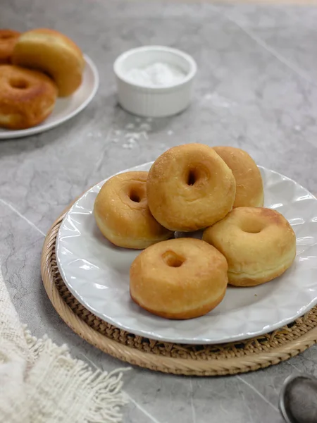 Ev yapımı patates çöreği ya da Endonezya 'da Donat Kentang. Seçici odaklanma. Yakın çekim.