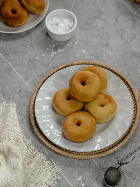 Ev yapımı patates çöreği ya da Endonezya 'da Donat Kentang. Seçici odaklanma. Yakın çekim.