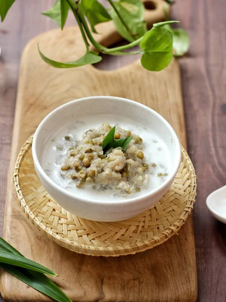 Bubur Kacang Hijau, Endonezya tatlı ya da kahvaltısı hindistancevizi sütü ve palmiye şekeriyle pişirilmiş pandan yapraklarıyla. Beyaz dokular yüzeye çıkıyor. Seçici odak