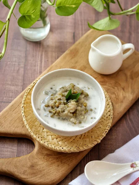 Bubur Kacang Hijau, Endonezya tatlı ya da kahvaltısı hindistancevizi sütü ve palmiye şekeriyle pişirilmiş pandan yapraklarıyla. Beyaz dokular yüzeye çıkıyor. Seçici odak