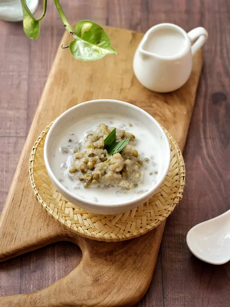 Bubur Kacang Hijau, Endonezya tatlı ya da kahvaltısı hindistancevizi sütü ve palmiye şekeriyle pişirilmiş pandan yapraklarıyla. Beyaz dokular yüzeye çıkıyor. Seçici odak