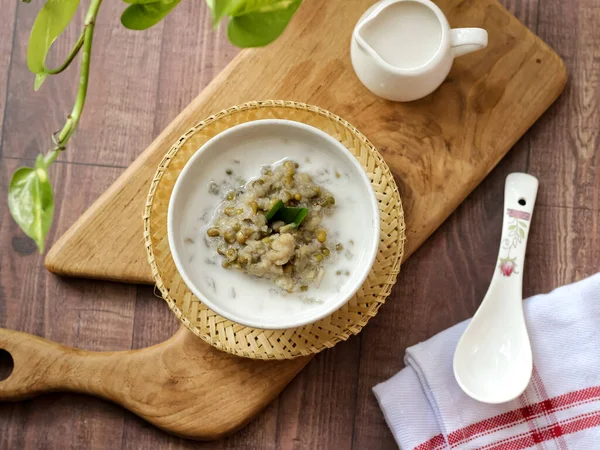 Bubur Kacang Hijau, Endonezya tatlı ya da kahvaltısı hindistancevizi sütü ve palmiye şekeriyle pişirilmiş pandan yapraklarıyla. Beyaz dokular yüzeye çıkıyor. Seçici odak