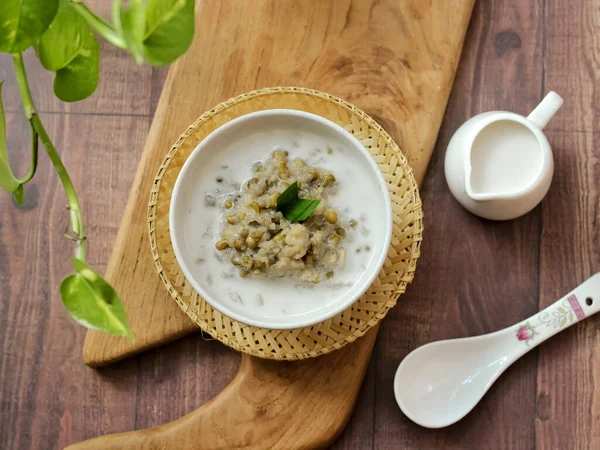 Bubur Kacang Hijau, Endonezya tatlı ya da kahvaltısı hindistancevizi sütü ve palmiye şekeriyle pişirilmiş pandan yapraklarıyla. Beyaz dokular yüzeye çıkıyor. Seçici odak