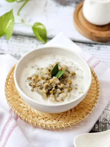 Bubur Kacang Hijau, Endonezya tatlı ya da kahvaltısı hindistancevizi sütü ve palmiye şekeriyle pişirilmiş pandan yapraklarıyla. Beyaz dokular yüzeye çıkıyor. Seçici odak