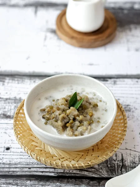 Bubur Kacang Hijau, Endonezya tatlı ya da kahvaltısı hindistancevizi sütü ve palmiye şekeriyle pişirilmiş pandan yapraklarıyla. Beyaz dokular yüzeye çıkıyor. Seçici odak