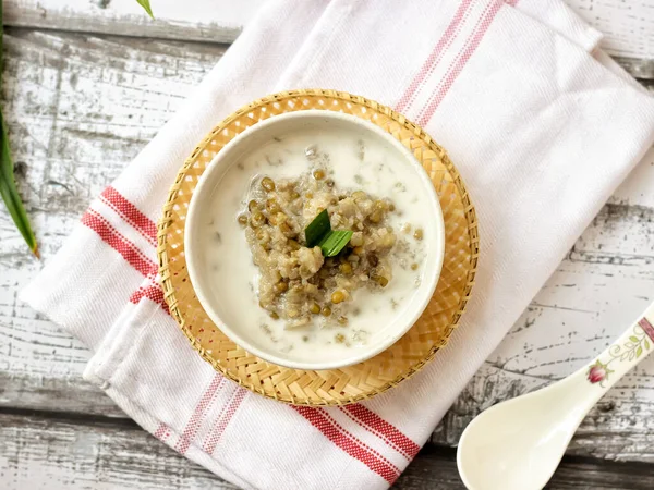 Bubur Kacang Hijau, Endonezya tatlı ya da kahvaltısı hindistancevizi sütü ve palmiye şekeriyle pişirilmiş pandan yapraklarıyla. Beyaz dokular yüzeye çıkıyor. Seçici odak