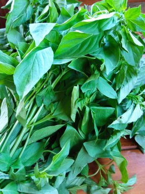 Fesleğen yaprakları yemeğe ayırt edici bir aroma verir.