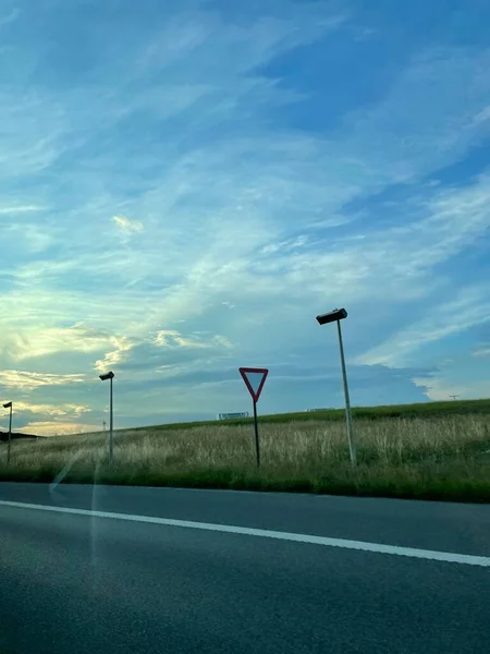 Strada Vuota Con Raggi Del Sole Sfondo Cielo Con Nuvole — Foto Stock