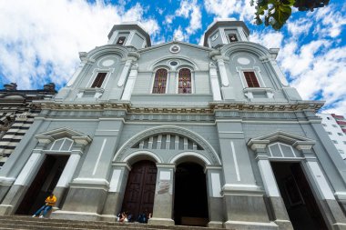 Yarumal, Antioquia. Kolombiya - 25 Eylül 2021. Merhametli Meryem Ana 'nın küçük bazilikası.