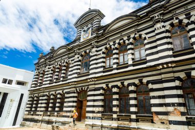 Yarumal, Antioquia. Kolombiya - 25 Eylül 2021. Escuela Rosenda Torres, İnteficio disenado por el arquitecto belga Agustn Goovaerts.