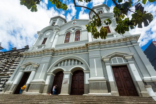 Yarumal, Antioquia. Kolombiya - 25 Eylül 2021. Nuestra Senora de la Merced 'in küçük bazilikası, Kolombiya' daki Katolik tapınma bazilikasıdır.