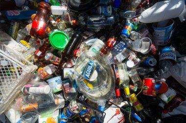 Angostura, Antioquia. Kolombiya - 26 Eylül 2021. Geri dönüşümdeki plastik şişeler