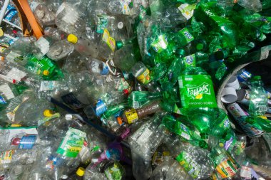 Angostura, Antioquia. Kolombiya - 26 Eylül 2021. Geri dönüşümde yığınla plastik şişe