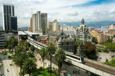 Medellin, Antioquia. Kolombiya - Ekim 06, 2021. Metro de Medellin, şehre ve çevresindeki belediyelere doğrudan hizmet veren metro tipi toplu taşıma sistemine verilen isimdir.