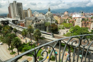 Medellin, Antioquia. Kolombiya - Ekim 06, 2021. Metro de Medellin, şehre ve çevresindeki belediyelere doğrudan hizmet veren metro tipi toplu taşıma sistemine verilen isimdir.