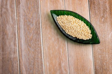 Chenopodium kinoası - Yaprak şeklindeki kase içindeki organik kinoa tohumları