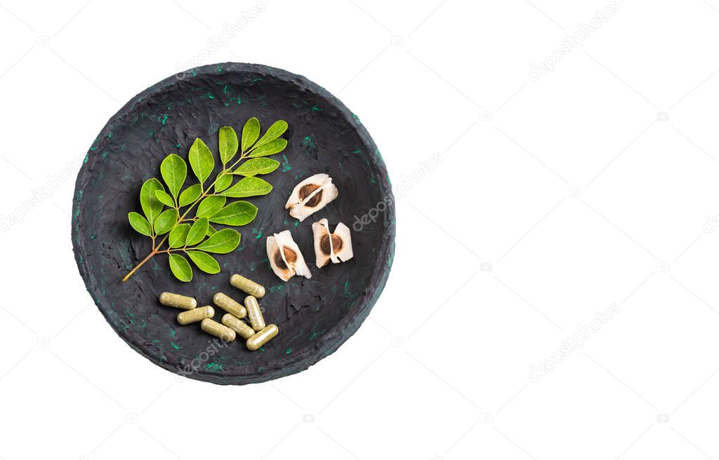 Moringa oleifera - Moringa leaves, seeds and capsules
