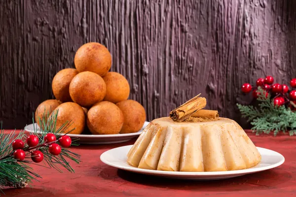 Bunuelos ve natilla, lezzetli Kolombiya kombinasyonu.