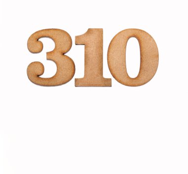 Tahtada 310 numara, beyaz arka planda izole edilmiş.