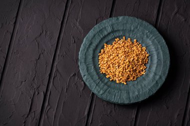 Tahta kasede Çemen otu tohumları - Metin uzayı