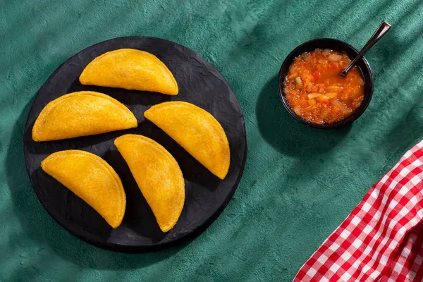 Empanadas Fritas Con Salsa Picante Comida Típica Colombiana — Foto de Stock