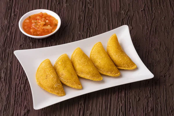 Deliciosas Tradicionales Empanadas Colombianas Con Salsa Picante — Foto de Stock