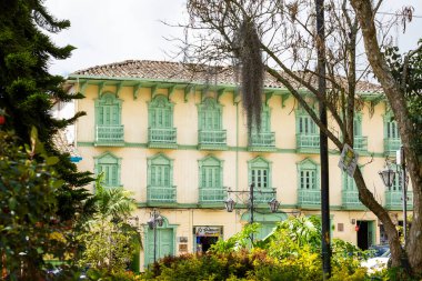 Sonson, Antioquia / Kolombiya - 19 Kasım 2021. Antioquia 'daki en güzel balkon, koloni mimarisinin heybetli ve temsili bir yapısıdır. Duvarda ve bahareque' de inşa edilmiştir.