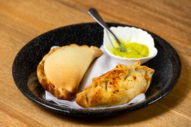 Geleneksel Arjantin börekleri sığır eti ve tavukla dolu lezzetli hamur işleri..