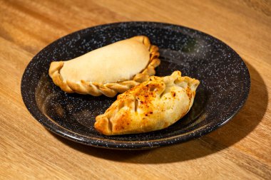 Geleneksel Arjantin börekleri etle doldurulmuş.