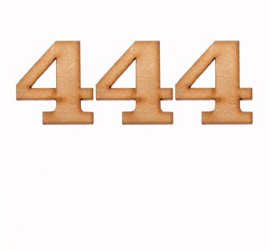 Tahta 444 numara, beyaz arka planda izole edilmiş.