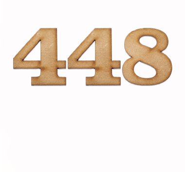 Tahta 448 numara, beyaz arka planda izole edilmiş.