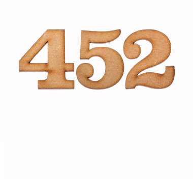 Tahta 452 numara, beyaz arka planda izole edilmiş.