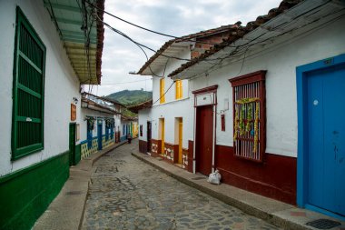 Concepcion, Antioquia - Kolombiya - 27 Aralık 2021. Sihirli şehir kaldırımlı sokaklar ve sakin bir hayat