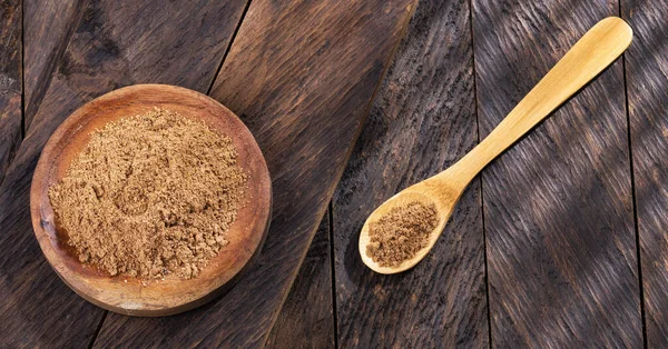 Tahta kasedeki organik hindistan cevizi tozu - Myristica