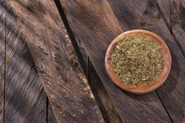 Thymus - Tahta kasede kurutulmuş kekik bitkisi